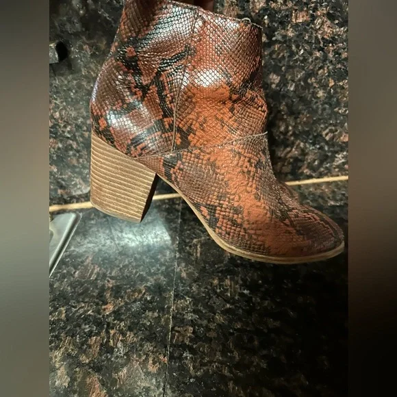 MADEWELL The Rosie Ankle Boot in Snake Embossed Leather 9.5 - Picture 16 of 17